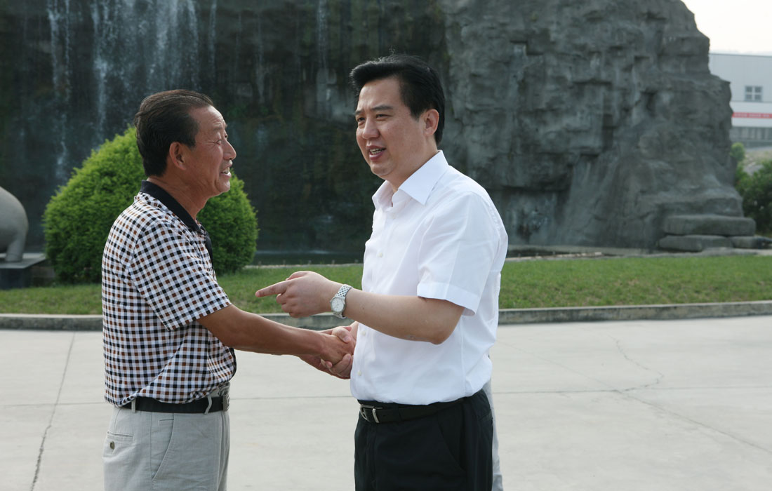 2012年8月，宜昌市委*黄楚平与东圣董事长亲切交谈。 