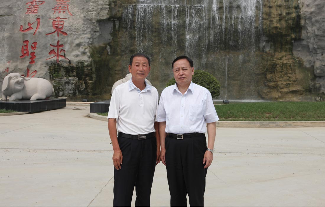 2010年5月，湖北省委*罗清泉与东圣董事长合影。